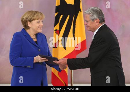 Bildnummer: 60627244 Datum: 22.10.2013 Copyright: imago/Xinhua (131022) -- BERLIN, 22. Oktober 2013 (Xinhua) -- Bundeskanzlerin Angela Merkel (L) erhält Entlassungsdokumente von Bundespräsident Joachim Gauck während der Rücktrittszeremonie im Präsidentenpalast Bellevue, Berlin, am 22. Oktober 2013. Bundeskanzlerin Angela Merkel und ihr Kabinett wurden am Dienstag offiziell zurückgetreten. (Xinhua/Zhang Fan) GERMANY-BERLIN-CAB-RESIGNMENT PUBLICATIONxNOTxINxCHN Politik People Verabschiedung Kabinett xas x0x 2013 quer 60627244 Datum 22 10 2013 Copyright Imago XINHUA Berlin OCT 22 2 Stockfoto