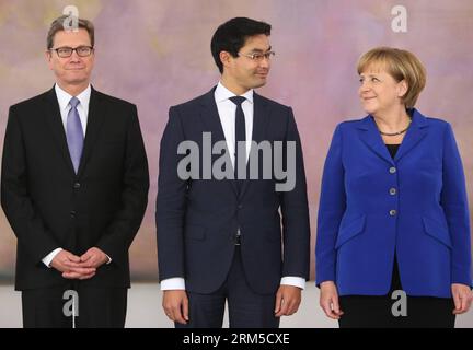 Bildnummer: 60627246 Datum: 22.10.2013 Copyright: imago/Xinhua (131022) -- BERLIN, 22. Oktober 2013 (Xinhua) -- Bundeskanzlerin Angela Merkel (R), Bundeswirtschaftsminister Philipp Roesler (C) und Bundesaußenminister Guido Westerwelle nehmen am 22. Oktober 2013 an der Rücktrittszeremonie im Präsidentenpalast Bellevue in Berlin Teil. Bundeskanzlerin Angela Merkel und ihr Kabinett wurden am Dienstag offiziell zurückgetreten. (Xinhua/Zhang Fan) GERMANY-BERLIN-CAB-RESIGNMENT PUBLICATIONxNOTxINxCHN Politik People Verabschiedung Kabinett xas x0x 2013 quer Aufmacher Premiere 60627246 Datum 22 10 Stockfoto