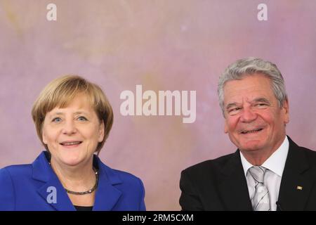 Bildnummer: 60627243 Datum: 22.10.2013 Copyright: imago/Xinhua (131022) -- BERLIN, 22. Oktober 2013 (Xinhua) -- Bundeskanzlerin Angela Merkel (L) und Bundesaußenminister Guido Westerwelle sprechen während der Rücktrittszeremonie im Präsidentenpalast Bellevue, Berlin, am 22. Oktober 2013. Bundeskanzlerin Angela Merkel und ihr Kabinett wurden am Dienstag offiziell zurückgetreten. (Xinhua/Zhang Fan) GERMANY-BERLIN-CAB-RESIGNMENT PUBLICATIONxNOTxINxCHN Politik People Verabschiedung Kabinett xas x0x 2013 quer 60627243 Datum 22 10 2013 Copyright Imago XINHUA Berlin OCT 22 2013 XINHUA G Stockfoto