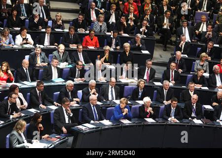 Bildnummer: 60629515 Datum: 22.10.2013 Copyright: imago/Xinhua (131022) -- BERLIN, 22. Oktober 2013 (Xinhua) -- Bundeskanzlerin Angela Merkel (C, Front) nimmt am 22. Oktober 2013 an der konstituierenden Sitzung im Bundestag (Unterhaus) in Berlin Teil. Der neu gewählte Bundestag trat am Dienstag erstmals zusammen, als die Konservativen von Bundeskanzlerin Angela Merkel formelle Verhandlungen mit der Hauptopposition über die Bildung einer Koalitionsregierung aufnehmen sollen. (Xinhua/Zhang Fan) GERMANY-BERLIN-POLITICS-PARLIAMENT PUBLICATIONxNOTxINxCHN Politik People Premiumhighlight x0x xmb 2013 quer Stockfoto