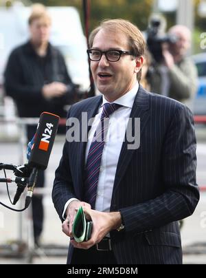 Bildnummer: 60630674  Datum: 23.10.2013  Copyright: imago/Xinhua (131023) -- BERLIN, Oct. 23, 2013 (Xinhua) -- Alexander Dobrindt, General Secretary of Germany s Christian Social Union (CSU) speaks to media as he arrives for coalition talks at the headquarter of Christian Democratic Union (CDU) in Berlin, Germany, on Oct. 23, 2013. Chancellor Angela Merkel s conservatives on Wednesday launched formal negotiations with Germany s main opposition Social Democrats (SPD) on forming a coalition government. (Xinhua/Zhang Fan)(lmz) GERMANY-BERLIN-POLITICS-COALITION TALKS PUBLICATIONxNOTxINxCHN People Stock Photo