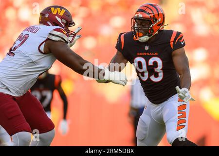 26. August 2023: Cincinnati Bengals Defensive End Jeff Gunter (93) stürmt den Passanten gegen den Washington Commanders Offensive Tackle Alex Akingbulu (62) während des NFL-Spiels zwischen den Cincinnati Bengals und den Washington Commanders in Landover, MD. Reggie Hildred/CSM Stockfoto