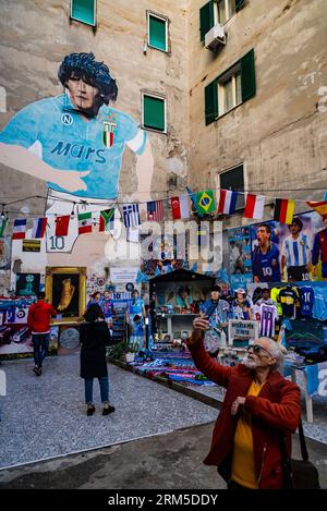 Neapel, Italien - 23. November 2022Quartieri Spagnoli. Slums, alte europäische Straßen, die Wandbilder von Maradona, die von den Neapolitanern gefeiert wurden Stockfoto