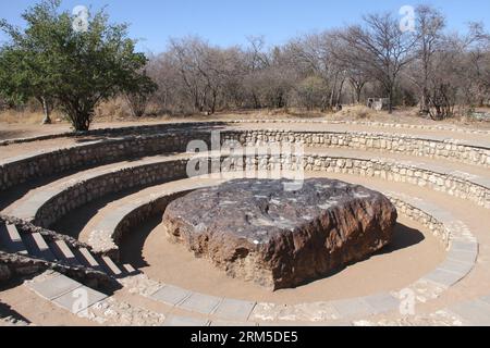 Bildnummer: 60631995  Datum: 23.10.2013  Copyright: imago/Xinhua (131024) -- GROOTFONTEIN, Oct. 24, 2013 (Xinhua) -- Photo taken on Oct. 22 shows the Hoba meteorite near Grootfontein of northern Namibia. Discovered in 1920 at a farm near Grootfontein of Namibia, the Hoba Meteorite, which mainly consists of iron and nickel, is the largest single meteorite known in the world today. It weighs about 60 tons and measures 2.95m by 2.84m. Its thickness varies between 0.75m and 1.22m. The Namibian government opened a tourist centre at the site in 1987, effectively preventing vandalism to the meteorite Stockfoto