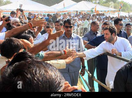 Bildnummer: 60632225 Datum: 23.10.2013 Copyright: imago/Xinhua CHURU, 23. Oktober 2013 (Xinhua) -- Rahul Gandhi (R), der Stellvertreter der indischen Kongresspartei und Abkömmling der Nehru-Gandhi-Familie, gibt Anhängern während einer politischen Kundgebung im nordindischen Bundesstaat Rajasthan am 23. Oktober 2013 die Hände. Rahul Gandhi Wednesday sagte, er habe keine Angst davor, wie seine Großmutter Indira Gandhi und sein Vater Rajiv Gandhi ermordet zu werden. (Xinhua/Stringer) INDIA-POLITICS-RAHUL GANDHI PUBLICATIONxNOTxINxCHN People xas x0x 2013 quer premiumd 60632225 Datum 23 10 2013 Copyright Imago XI Stockfoto