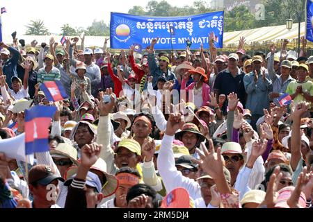 Bildnummer: 60632329 Datum: 24.10.2013 Copyright: imago/Xinhua (131024) -- PHNOM PENH, 24. Oktober 2013 (Xinhua) -- Oppositionelle versammeln sich während eines Protestes im Freedom Park in Phnom Penh, Kambodscha, 24. Oktober 2013. Tausende Anhänger der Opposition in Kambodscha am Donnerstagmorgen setzten ihren Protest gegen die umstrittene Juliwahl fort, indem sie zu den Botschaften der Vereinigten Staaten, des Vereinigten Königreichs und Frankreichs marschierten, um eine Petition einzureichen. (Xinhua/Sovannara) KAMBODSCHA-PHNOM PENH-PROTEST-2. TAG PUBLICATIONxNOTxINxCHN xas x0x 2013 quer 60632329 Datum 24 10 2013 Copyrig Stockfoto