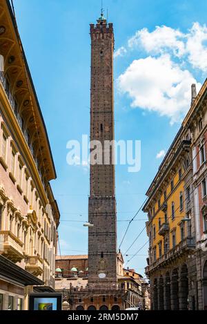 Blick auf Torre Degli Asinelli Schiefe Türme, den höchsten in Bologna, Italien Stockfoto