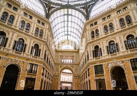 Neapel, Italien - 13. November 2022: Glasdach und gewölbte Kuppel der Galleria Umberto I - Neapel, Kampanien, Italien Stockfoto