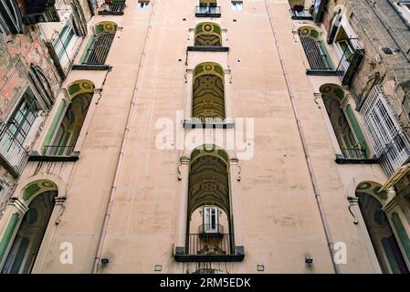 Der Palazzo dello Spagnolo ist ein Palast im Rokoko- oder spätbarocken Stil im Zentrum von Neapel, Italien Stockfoto