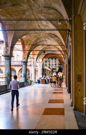 Bologna, Italien - 9. Juni 2023: Wunderschön dekorierter portici in Bologna an einem sonnigen Tag im Sommer. Stockfoto