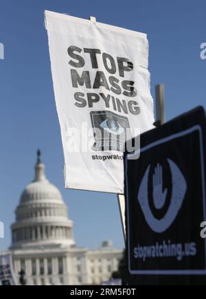 Bildnummer: 60642855 Datum: 26.10.2013 Copyright: imago/Xinhua-Demonstranten haben am 26. Oktober 2013 Plakate und Banner zum Protest gegen die Überwachung durch die Regierung in Washington D.C., der Hauptstadt der Vereinigten Staaten. Hunderte versammelten sich am Samstag hier und forderten den US-Kongress auf, die Massenüberwachungsprogramme der US-amerikanischen National Security Agency (NSA) zu untersuchen, die flächendeckende Überwachung von Telefon- und Internetaktivitäten zu verbieten und die Verantwortung für alle Beamten zu übernehmen, die Gesetzgeber und das amerikanische Volk irreführten. (Xinhua/Fang Zhe) US-WASHINGTON-NSA-PROTEST PUBLICATIONxNOTxINxCHN Politik Demo Protest Stockfoto