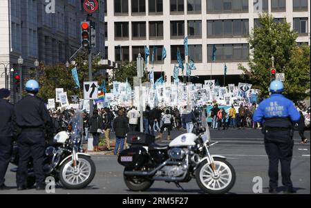 Bildnummer: 60642851 Datum: 26.10.2013 Copyright: imago/Xinhua-Demonstranten haben am 26. Oktober 2013 Plakate und Banner zum Protest gegen die Überwachung durch die Regierung in Washington D.C., der Hauptstadt der Vereinigten Staaten. Hunderte versammelten sich am Samstag hier und forderten den US-Kongress auf, die Massenüberwachungsprogramme der US-amerikanischen National Security Agency (NSA) zu untersuchen, die flächendeckende Überwachung von Telefon- und Internetaktivitäten zu verbieten und die Verantwortung für alle Beamten zu übernehmen, die Gesetzgeber und das amerikanische Volk irreführten. (Xinhua/Fang Zhe) US-WASHINGTON-NSA-PROTEST PUBLICATIONxNOTxINxCHN Politik Demo Protest Stockfoto