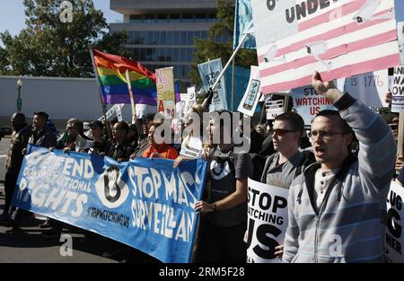 Bildnummer: 60642854 Datum: 26.10.2013 Copyright: imago/Xinhua-Demonstranten haben am 26. Oktober 2013 Plakate und Banner zum Protest gegen die Überwachung durch die Regierung in Washington D.C., der Hauptstadt der Vereinigten Staaten. Hunderte versammelten sich am Samstag hier und forderten den US-Kongress auf, die Massenüberwachungsprogramme der US-amerikanischen National Security Agency (NSA) zu untersuchen, die flächendeckende Überwachung von Telefon- und Internetaktivitäten zu verbieten und die Verantwortung für alle Beamten zu übernehmen, die Gesetzgeber und das amerikanische Volk irreführten. (Xinhua/Fang Zhe) US-WASHINGTON-NSA-PROTEST PUBLICATIONxNOTxINxCHN Politik Demo Protest Stockfoto