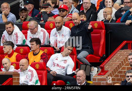 Manchester, Großbritannien. 26. August 2023. Erik Ten Hag, Manager von Manchester United, zeigt während des FA Premier League-Spiels zwischen Manchester United FC und Nottingham Forest FC im Old Trafford in Manchester, Großbritannien, am 26. August 2023. Man Utd gewann 3:2. Quelle: Xinhua/Alamy Live News Stockfoto