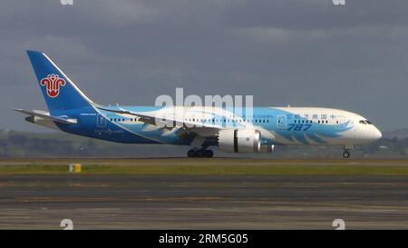 Bildnummer: 60649373  Datum: 28.10.2013  Copyright: imago/Xinhua AUCKLAND, Oct. 28, 2013 (Xinhua) -- The first commercial Boeing 787 dreamliner to fly to New Zealand lands at Auckland International Airportin in Auckland, New Zealand, Oct. 28, 2013. The China Southern plane will now fly daily from the southern Chinese city of Guangzhou to Auckland. China Southern Airlines will fly a second Dreamliner aircraft to Auckland for the peak summer period from Dec. 4 to March 1, meaning the number of weekly flights on the Guangzhou-Auckland route will soon increase from seven to 10. (Xinhua)(axy) NEW Z Stock Photo