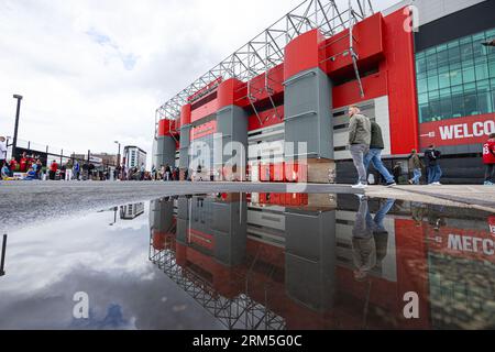 Manchester, Großbritannien. 26. August 2023. Eine Außenansicht von Old Trafford wird vor dem Spiel der FA Premier League zwischen Manchester United FC und Nottingham Forest FC im Old Trafford in Manchester, Großbritannien, am 26. August 2023 gesehen. Man Utd gewann 3:2. Quelle: Xinhua/Alamy Live News Stockfoto