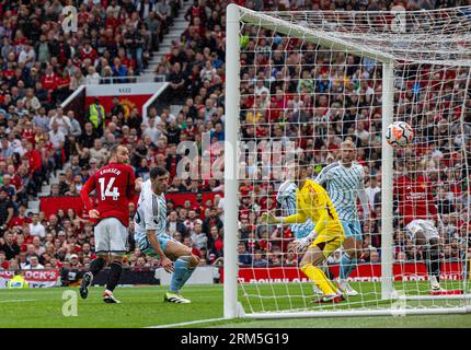 Manchester, Großbritannien. 26. August 2023. Christian Eriksen (1. L) von Manchester United trifft beim Spiel der FA Premier League zwischen Manchester United FC und Nottingham Forest FC am 26. August 2023 in Old Trafford in Manchester, Großbritannien. Man Utd gewann 3:2. Quelle: Xinhua/Alamy Live News Stockfoto