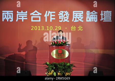 Bildnummer: 60651659 Datum: 29.10.2013 Copyright: imago/Xinhua (131029) -- TAIPEI, Okt. 29, 2013 (Xinhua) -- Terry Gou, Vorsitzender der Hon Hai/Foxconn Technology Group, hält einen Vortrag auf der Shandong-Woche 2013 -- Cross-Strait Cooperation and Development Forum in Taipei, Südostchinas Taiwan, Okt. 29, 2013. Das Forum, das hier am Dienstag eröffnet wurde, konzentrierte sich auf die Zusammenarbeit zwischen Shandong und Taiwan. (Xinhua/Lu Peng) (mt) CHINA-TAIPEI-SHANDONG WEEK-CROSS-STRAIT FORUM (CN) PUBLICATIONxNOTxINxCHN Wirtschaft Politik People x0x xdd 2013 quer premiumd 60651659 Datum 29 10 2013 Copyright Im Stockfoto
