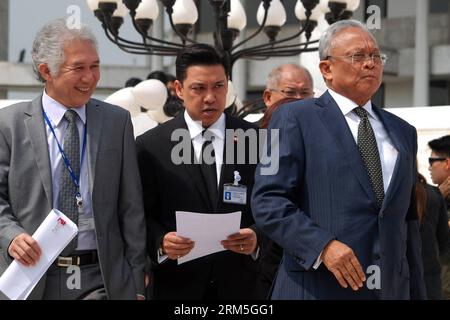 Bildnummer: 60655086  Datum: 30.10.2013  Copyright: imago/Xinhua (131030) -- BANGKOK, Oct. 30, 2013 (Xinhua) -- Thailand s opposition Democrat Party member of Parliament and former secretary-general of the party Suthep Thaugsuban (1st R) attends a press conference outside the Parliament in Bangkok, Thailand, Oct. 30, 2013. The Democrat Party announced on Wednesday it will begin a rally against the amnesty bill at Sam Sen railway station in Bangkok, Oct 31, 2013. (Xinhua/Rachen Sageamsak) THAILAND-BANGKOK-SUTHEP THAUGSUBAN-RALLY PUBLICATIONxNOTxINxCHN People Politik xsp x0x 2013 quer      60655 Stock Photo