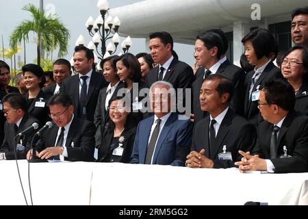 Bildnummer: 60655090 Datum: 30.10.2013 Copyright: imago/Xinhua (131030) -- BANGKOK, 30. Oktober 2013 (Xinhua) -- Thailands oppositionelles Mitglied der Demokratischen Partei und ehemaliger Generalsekretär der Partei Suthep Thaugsuban (3. R, Front) nimmt am 30. Oktober 2013 an einer Pressekonferenz vor dem Parlament in Bangkok, Thailand, Teil. Die Demokratische Partei gab am Mittwoch bekannt, dass sie eine Kundgebung gegen die Amnestie am Bahnhof Sam Sen in Bangkok, 31. Oktober 2013, beginnen wird. (Xinhua/Rachen Sageamsak) THAILAND-BANGKOK-SUTHEP THAUGSUBAN-RALLY PUBLICATIONxNOTxINxCHN People Politik xsp x0x 2013 quer Stockfoto