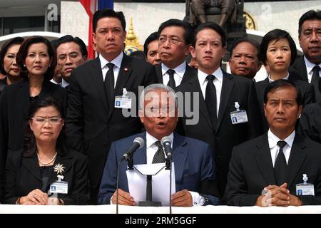 Bildnummer: 60655087  Datum: 30.10.2013  Copyright: imago/Xinhua (131030) -- BANGKOK, Oct. 30, 2013 (Xinhua) -- Thailand s opposition Democrat Party member of Parliament and former secretary-general of the party Suthep Thaugsuban (C, front) speaks during a press conference outside the Parliament in Bangkok, Thailand, Oct. 30, 2013. The Democrat Party announced on Wednesday it will begin a rally against the amnesty bill at Sam Sen railway station in Bangkok, Oct 31, 2013. (Xinhua/Rachen Sageamsak) THAILAND-BANGKOK-SUTHEP THAUGSUBAN-RALLY PUBLICATIONxNOTxINxCHN People Politik xsp x0x 2013 quer Stock Photo