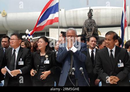 Bildnummer: 60655088  Datum: 30.10.2013  Copyright: imago/Xinhua (131030) -- BANGKOK, Oct. 30, 2013 (Xinhua) -- Thailand s opposition Democrat Party member of Parliament and former secretary-general of the party Suthep Thaugsuban (2nd R, front) gestures during a press conference outside the Parliament in Bangkok, Thailand, Oct. 30, 2013. The Democrat Party announced on Wednesday it will begin a rally against the amnesty bill at Sam Sen railway station in Bangkok, Oct 31, 2013. (Xinhua/Rachen Sageamsak) THAILAND-BANGKOK-SUTHEP THAUGSUBAN-RALLY PUBLICATIONxNOTxINxCHN People Politik xsp x0x 2013 Stock Photo