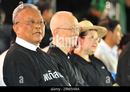 Bildnummer: 60660638  Datum: 31.10.2013  Copyright: imago/Xinhua (131031) -- BANGKOK, Oct. 31, 2013 (Xinhua) -- Thailand s opposition Democrat Party member of Parliament and former secretary-general of the party Suthep Thaugsuban (L) attends an anti-government protest against amnesty bill in Bangkok, Thailand, Oct. 31, 2013. More than 10,000 of protesters of the opposition Democrat Party took part in the rally near Samsen railway station to oppose the amnesty bill being debated in Parliament. (Xinhua/Rachen Sageamsak)(lrz) THAILAND-BANGKOK-RALLY PUBLICATIONxNOTxINxCHN Politik Demo Protest Peop Stock Photo