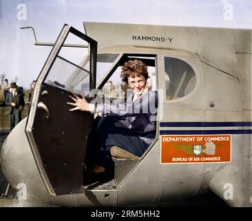 Amelia Earhart in einem Stearman Hammond Y-1-Monoplane mit dem Bureau of Air Commerce des US-Handelsministeriums. 1936. Hinweis: Unsicher bezüglich der Spalte Stockfoto