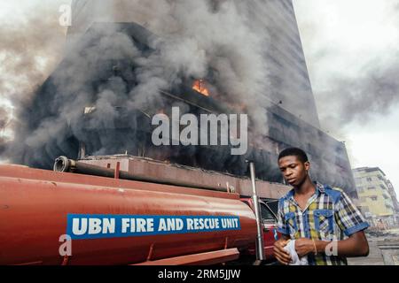 Bildnummer: 60673203 Datum: 04.11.2013 Copyright: imago/Xinhua (131104) -- LAGOS, 4. Nov. 2013 (Xinhua) --A man Walk Away Away Away A Building on Fire in Lagos, Nigeria, 4. Nov. 2013. Ein Großbrand überschwemmte am Montag ein Geschäftshaus in Nigerias Wirtschaftszentrum Lagos und verursachte schwere Schäden am 22-stöckigen Hochhaus auf der Lagos Island Broad-martins-Straße. (Xinhua/Zhang Weiyi) (srb) NIGERIA-LAGOS-FIRE PUBLICATIONxNOTxINxCHN Gesellschaft Brand Feuer Hochhaus xns x0x 2013 quer premiumd 60673203 Datum 04 11 2013 Copyright Imago XINHUA Lagos 4. November 2013 XINHUA ein Mann geht an einem Gebäude vorbei Stockfoto