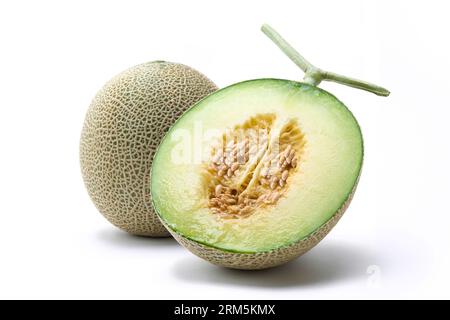 Earls Melone wurde zur Präsentation geschnitten und auf weißem Hintergrund fotografiert Stockfoto