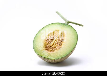 Earls Melone wurde zur Präsentation geschnitten und auf weißem Hintergrund fotografiert Stockfoto