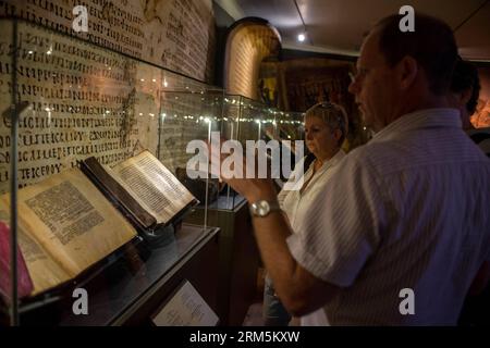 Bildnummer: 60683605 Datum: 05.11.2013 Copyright: imago/Xinhua JERUSALEM, Nov. 2013 - Ein Mitarbeiter stellt Samaritan Pentateuch (L) und das Karaitische Buch der Propheten (Hebräisch) während der Ausstellung The Book of Books im Bible Lands Museum Jerusalem am 5. November 2013 vor. Das Bible Lands Museum Jerusalem präsentiert in Zusammenarbeit mit Verbum Domini die Ausstellung The Book of Books on the Bible, die erste ihrer Art in Israel, von Oktober 2013 bis Februar 2014. Die Ausstellung ist in vier chronologische Abschnitte mit mehr als 200 Büchern unterteilt, die von den Schriftrollen des Toten Meeres nach Ägypten gehen, Th Stockfoto