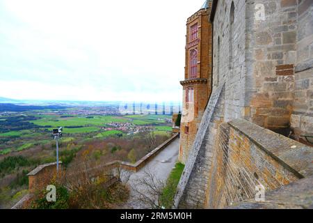 Bildnummer: 60684828 Datum: 02.11.2013 Copyright: imago/Xinhua Foto aufgenommen am 2. November 2013 zeigt einen Teil der Burg Hohenzollern in Hechingen. Die Burg Hohenzollern gilt als Stammsitz der Familie Hohenzollern, die im Mittelalter entstand und später zu deutschen Kaisern wurde. Die Burg wurde Anfang des 11. Jahrhunderts erbaut und 1423 vollständig zerstört. Die heutige Version der Burg wurde Mitte des 19. Jahrhunderts wiederaufgebaut. Die Burg wird heute zu einem beliebten Touristenziel, da sie noch immer im Privatbesitz der Nachkommen der Hohenzol ist Stockfoto