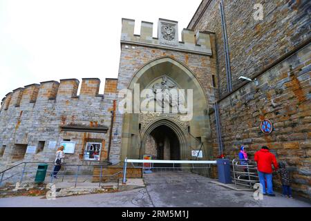 Bildnummer: 60684833 Datum: 02.11.2013 Copyright: imago/Xinhua Foto aufgenommen am 2. November 2013 zeigt den Eingang der Burg Hohenzollern in Hechingen. Die Burg Hohenzollern gilt als Stammsitz der Familie Hohenzollern, die im Mittelalter entstand und später zu deutschen Kaisern wurde. Die Burg wurde Anfang des 11. Jahrhunderts erbaut und 1423 vollständig zerstört. Die heutige Version der Burg wurde Mitte des 19. Jahrhunderts wiederaufgebaut. Die Burg wird heute zu einem beliebten Touristenziel, da sie noch immer im Privatbesitz der Nachkommen der Ho ist Stockfoto