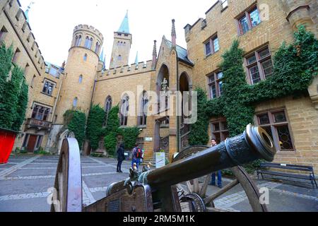 Bildnummer: 60684837 Datum: 02.11.2013 Copyright: imago/Xinhua Foto aufgenommen am 2. November 2013 zeigt einen Teil der Burg Hohenzollern in Hechingen. Die Burg Hohenzollern gilt als Stammsitz der Familie Hohenzollern, die im Mittelalter entstand und später zu deutschen Kaisern wurde. Die Burg wurde Anfang des 11. Jahrhunderts erbaut und 1423 vollständig zerstört. Die heutige Version der Burg wurde Mitte des 19. Jahrhunderts wiederaufgebaut. Die Burg wird heute zu einem beliebten Touristenziel, da sie noch immer im Privatbesitz der Nachkommen der Hohenzol ist Stockfoto