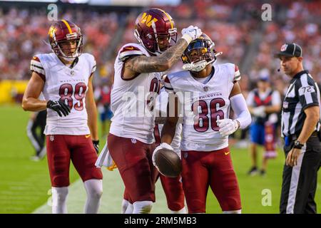 Am 26. August 2023 wurde Mitchell Tinsley (86) von den Washington Commanders Wide Receiver nach einem Fang während des NFL-Spiels zwischen den Cincinnati Bengals und den Washington Commanders in Landover, MD, beglückwünscht. Reggie Hildred/CSM Stockfoto