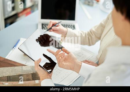 Asiatischer Innenarchitekt, der über die Inneneinrichtung nachdenkt Stockfoto