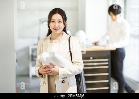 Asiatische Architektin, die in einem Designbüro steht Stockfoto