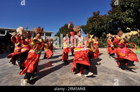 Bildnummer: 60689056 Datum: 07.11.2013 Copyright: imago/Xinhua LIJIANG, 7. November 2013 (Xinhua) – Schüler üben einen Tanz, der die Dongba-Kultur der Naxi-ethnischen Gruppe an einer Grundschule in Lijiang, Provinz Yunnan im Südwesten Chinas, 7. November 2013 zeigt. Die indigene Dongba-Religion der Naxi-Nationalität hat verschiedene Kulturformen hervorgebracht, darunter eine geschriebene Sprache mit Piktogrammen und unterschiedlichen Tänzen, Musik und Gemälden. Kurse zur ethnischen Dongba-Kultur werden in vielen Mittelschulen und Grundschulen in Lijiang angeboten. (Xinhua/Lin Yiguang) (ry) CHINA-YUNNAN-LIJIANG-DONGBA C Stockfoto