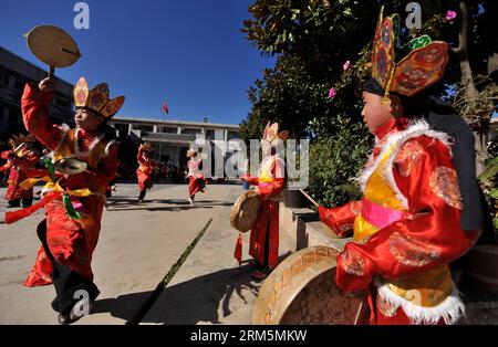 Bildnummer: 60689047  Datum: 07.11.2013  Copyright: imago/Xinhua LIJIANG, Nov. 7, 2013 (Xinhua) -- Pupils practise a dance featuring the Dongba culture of the Naxi ethnic group at a primary school in Lijiang City, southwest China s Yunnan Province, Nov. 7, 2013. The indigenous Dongba religion of the Naxi nationality has spawned various culture forms including a written language using pictographs and distinct dances, music and paintings. Courses on the ethnic Dongba culture are offered in many middle schools and primary schools in Lijiang. (Xinhua/Lin Yiguang) (ry) CHINA-YUNNAN-LIJIANG-DONGBA C Stock Photo