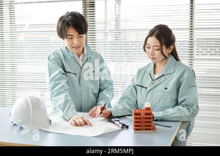 Asiatische Arbeiter, die ein Architekturtreffen abhalten Stockfoto