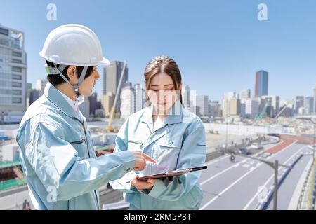 Asiatische Arbeiter treffen sich auf der Baustelle Stockfoto