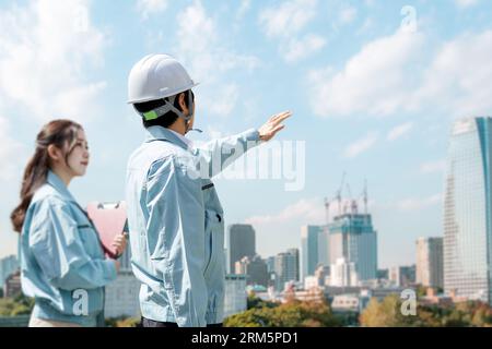 Asiatische Arbeiter treffen sich auf der Baustelle Stockfoto