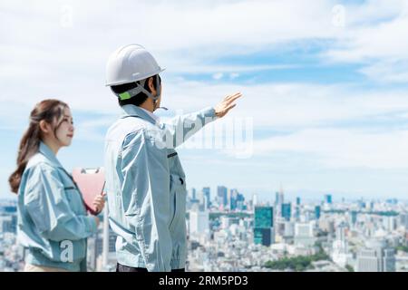 Asiatische Arbeiter treffen sich auf der Baustelle Stockfoto