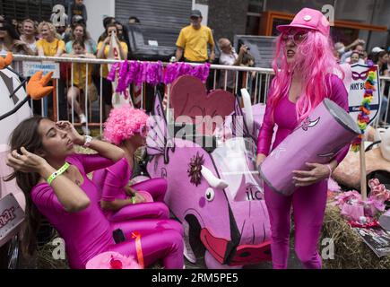 Bildnummer: 60698093 Datum: 10.11.2013 Copyright: imago/Xinhua BUENOS AIRES, 10. November 2013 - die Teilnehmer bereiten sich auf das Red Bull Soapbox Race in Buenos Aires, Argentinien, 10. November 2013 vor. (Xinhua) ARGENTINIEN-BUENOS AIRES-SOAPBOX-RENNEN PUBLICATIONxNOTxINxCHN xcb x0x 2013 quer 60698093 Datum 10 11 2013 Copyright Imago XINHUA Buenos Aires 10. November 2013 Teilnehmer bereiten sich auf das Red Bull Soapbox Race in Buenos Aires Argentinien 10. November 2013 XINHUA Argentina Buenos Aires Soapbox Race PUBLICATIONxNOTxINxCHN x0x 2013 horizontal vor Stockfoto