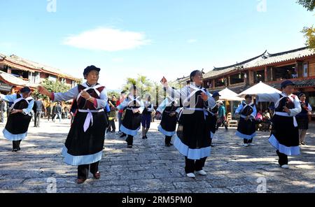 Bildnummer: 60698718 Datum: 10.11.2013 Copyright: imago/Xinhua LIJIANG, Nov. 2013 - Frauen der Naxi-Volksgruppe tanzen in der Altstadt von Lijiang, südwestchinesische Provinz Yunnan, 10. Nov. 2013. Lijiang, das den Titel des Weltkulturerbes, des Naturerbes und der Erinnerung an das Weltprogramm abdeckt, ist zu einer beliebten Touristenattraktion geworden. (Xinhua/Lin Yiguang) (zxx) CHINA-YUNNAN-LIJIANG-TOURISMUS (CN) PUBLICATIONxNOTxINxCHN xcb x0x 2013 quer 60698718 Datum 10 11 2013 Copyright Imago XINHUA Lijiang Nov 2013 Frauen der Naxi Ethnic Group Dance in der Altstadt von Lijiang Südwest China S Y Stockfoto