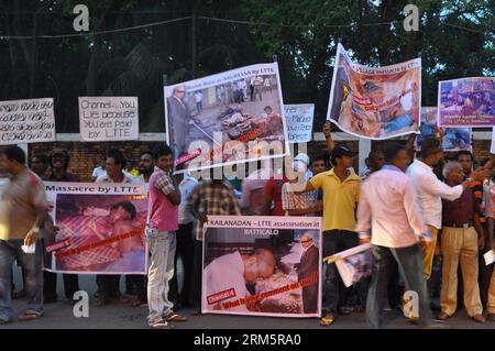 Bildnummer: 60704461 Datum: 11.11.2013 Copyright: imago/Xinhua COLOMBO, 11. November 2013 - Sri-lankische Demonstranten halten Plakate während eines Protestes gegen die Ankunft einer Crew des britischen Fernsehsenders Channel 4 vor dem bevorstehenden Commonwealth-Gipfel vor der JAIC Hilton Residence in Colombo, Sri Lanka, am 11. November 2013. Regierungsnahe Aktivisten demonstrierten auch vor Sri Lankas wichtigstem internationalen Flughafen und verurteilten den Besuch von Großbritanniens Kanal 4, der einen preisgekrönten Dokumentarfilm über angebliche Kriegsverbrechen während des ethnischen Krieges auf der Insel produzierte. (Xinhua/GayanSameera) SR Stockfoto