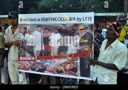 Bildnummer: 60704462  Datum: 11.11.2013  Copyright: imago/Xinhua COLOMBO, Nov. 11, 2013 - Sri Lankan demonstrators hold placards during a protest against the arrival in the country of a crew from Britain s Channel 4 television ahead of the forthcoming Commonwealth summit in front of JAIC Hilton Residence in Colombo, Sri Lanka, Nov. 11, 2013. Pro-government activists also demonstrated outside Sri Lanka s main international airport denouncing the visit by Britain s Channel 4 which produced an award-winning documentary on alleged war crimes during the island s ethnic war. (Xinhua/GayanSameera) SR Stockfoto