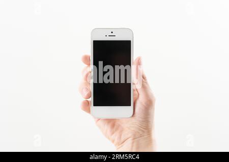 Schnittbild eines Mannes, der ein Smartphone hält Stockfoto