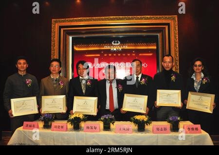 Bildnummer: 60707261  Datum: 12.11.2013  Copyright: imago/Xinhua (131112) -- BEIJING, Nov. 12, 2013 (Xinhua) -- Li Yuchen (C), chairman of the Hong Kong Phoenix Life Jewelry, poses for photos with the newly appointed consultants during the opening ceremony of a preview of the jewelry auction in the 2013 APEC Women Leadership Forum in Beijing, capital of China, Nov. 12, 2013. The auction will be held on Nov. 14. Thirty percent of the funds raised by the auction will be donated to autistic children and impoverished Cambodian college students. (Xinhua/Wang Jingqiang) (mt) CHINA-BEIJING-APEC WOMEN Stock Photo